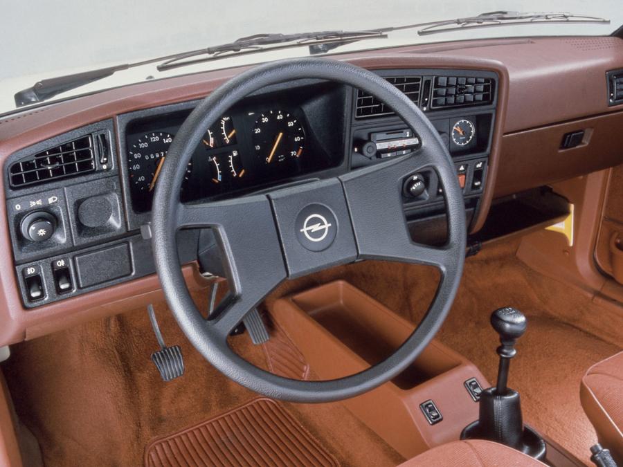 Opel Ascona 4-Door 1981 года  (фото 16 из 18)